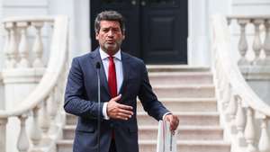 O presidente do Chega, André Ventura, fala à imprensa após ser recebido pelo primeiro-ministro, Luis Montenegro (ausente na fotografia), tendo em vista a preparação da participação de Portugal na Cimeira da NATO, que se realiza em Haia nos dias 24 e 25 de junho, e a decisão de reforço do investimento nacional em Defesa, na residência oficial de São Bento em Lisboa, 18 de junho de 2025. TIAGO PETINGA/LUSA
