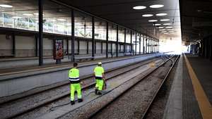 Trabalhadores das Infraestruturas de Portugal fazem manutenção na linha da estação Ferroviária de Guimarães,, 28 de abril de 2025. O Sindicato Ferroviário da Revisão Comercial Itinerante, que representa revisores, trabalhadores de bilheteiras e comerciais, convocou para hoje uma greve pela melhoria das condições salariais, que está a ter uma adesão de 100% a nível nacional. ESTELA SILVA/LUSA