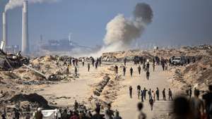 epaselect epa12197283 Smoke rises after an artillery shell fired by an Israeli tank towards aid seekers in the Zikim area, west of Gaza City, 25 June 2025.  EPA/HAITHAM IMAD