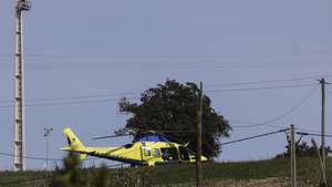 Um helicóptero do INEM após um acidente entre um autocarro e uma viatura pesada de mercadorias que provocou hoje 27 feridos, na Estrada Nacional 3 (EN3), na zona de Cruz do Campo, Cartaxo, Santarém, 8 de abril de 2025. A estrada foi cortada nos dois sentidos e de acordo com o site da Autoridade Nacional de Emergência e Proteção Civil, o alerta para o acidente foi dado às 14:23 e foram mobilizados 59 operacionais, apoiados por 26 viaturas terrestres e um helicóptero. MIGUEL A. LOPES/LUSA