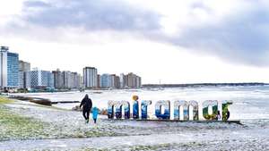 epa12207198 A handout photo made available by the Municipality of General Alvarado shows people walking on a snow-covered beach in Miramar, Argentina, 30 June 2025. An intense wave of polar cold struck several coastal towns in the province of Buenos Aires, where snow covered beaches and resort towns, an unusual phenomenon not seen since 2013.  EPA/MUNICIPALITY OF GENERAL ALVARADO / HANDOUT MANDATORY CREDITHANDOUT EDITORIAL USE ONLY/NO SALES