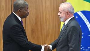 epa12129009 Brazilian President Luiz Inacio Lula da Silva (R) greets his Angolan counterpart, Joao Lourenco (L), during a ceremony at the Planalto Palace in Brasilia, Brazil, 23 May 2025. The Angolan president is on a state visit at a time when Brazil is considering strengthening cooperation with African countries to combat hunger and poverty.  EPA/ANDRE BORGES