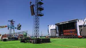 Vista geral do Palco Nos do Festival Nos Alive, durante uma visita ao recinto do festival que tem lugar entre 09 e 11 de julho, no Passeio Marítimo de Algés, 08 de julho de 2025. (ACOMPANHA TEXTO).  JOSÉ SENA GOULÃO/LUSA