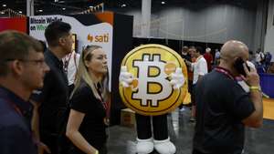 epa12142018 A Bitcoin mascot walks around the convention center floor during The Bitcoin Conference at The Venetian Las Vegas in Las Vegas, Nevada, USA, 28 May 2025.  EPA/CAROLINE BREHMAN