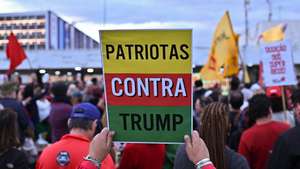 epa12230518 People participate in a protest against Donald Trump's US tariffs, at the central bus station in Brasilia, Brazil, 10 July 2025. Brazilian President Luiz Inacio Lula da Silva announced that he will try to negotiate with the United States to reverse the 50% tariff announced by his counterpart Donald Trump, and that if he fails, he will apply the same measure to US imports.  EPA/Andre Borges