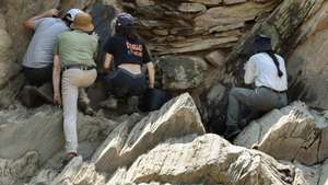 Um grupo de arqueólogos está a proceder a novas sondagens no Parque Arqueológico do Vale do Côa, que têm por objetivo verificar incidentes que de certa forma quebram a continuidade deste santuário de milhares de anos da arte rupestres ao longo das ultimas décadas, Vila Nova de Foz Côa, 9 de julho de 2025. Segundos os especialistas, tudo terá a ver com explorações do xisto para as vinhas e construção civil. As sondagens estão em curso no sitio de Penascosa, em Vila Nova de Foz Côa e há já algumas conclusões. (ACOMPANHA TEXTO da luda de 12-07-2025) FRANCISCO PINTO/LUSA
