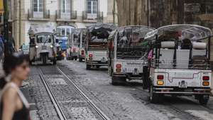 Veículos 'tuk-tuk' circulam pela zona histórica da cidade de Lisboa, 10 de abril de 2025. Em Lisboa, a circulação e o estacionamento dos ‘tuk-tuk’ passaram a ter zonas de restrição desde 01 de abril, com a proibição de passagem em 337 ruas da capital, na sequência de um despacho da Câmara Municipal. (ACOMPANHA TEXTO DA LUSA DO DIA 11 DE ABRIL DE 2025). TIAGO PETINGA/LUSA