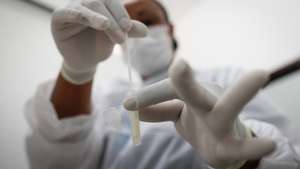 epa10856287 A health professional performs a covid-19 test at a vaccination center in Rio de Janeiro, Brazil, 12 September 2023. In recent weeks there has been a significant increase in confirmed cases of the disease in Rio. The positivity rate of cases grew from 2.5% in July to 18% in the first week of September.  EPA/Andre Coelho