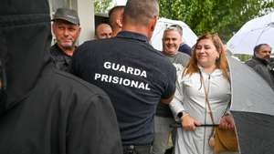 Guardas prisionais concentram-se frente à cadeia de Vale de Judeus, na sequência de uma convocatória do Sindicato Nacional do Corpo da Guarda Prisional (SNCGP), depois da fuga de cinco reclusos do Estabelecimento Prisional de Vale de Judeus a 07 de setembro,  com o principal objetivo de demonstrar a união e a força do Corpo da Guarda Prisional "numa altura em que, pelas piores razões, todas as denúncias e reivindicações da direção do SNCGP nos últimos 4 anos estão finalmente a ser ouvidas, nomeadamente pela ministra da Justiça", em Vale de Judeus, Azambuja, 07 de outubro de 2024. CARLOS BARROSO/LUSA