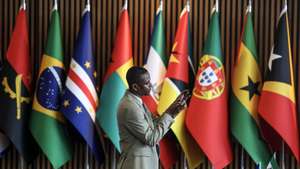 Um delegado utiliza um telemóvel durante a reunião do Conselho de Ministros da Comunidade dos Países de Língua Portuguesa (CPLP), em Bissau, Guiné-Bissau, 17 de julho de 2025. MANUEL DE ALMEIDA/LUSA