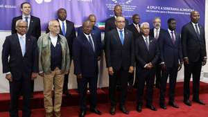 (Primeira Fila E-D) O Presidente de Cabo Verde, José Maria Neves, o Presidente de Timor-Leste, José Ramos-Horta, o Presidente da Guiné-Bissau, Umaro Sissoco Embaló, o Presidente de São Tomé e Príncipe, Carlos Vila Nova, o secretário Executivo da CPLP, Zacarias da Costa, o Presidente do Senegal (presente como convidado), Bassirou Diomaye Faye, e o Presidente de Moçambique, Daniel Chapo. (Segunda Fila E-D), o embaixador Carlos Sérgio Sobral Duarte, secretário de África e de Médio Oriente do Ministério de Relações Exteriores do Brasil, que chefia a delegação brasileira, o Primeiro-Ministro da Guiné Equatorial, Manuel Osa Nsue Nsua, um governante não identificado, um governante não identificado, o ministro das Relações Exteriores de Angola, Teté António, e o ministro dos Negócios Estrangeiros de Portugal, Paulo Rangel, posam para a fotografia de família da XV Conferencia dos Chefes de Estados e de Governo da Comunidade dos Países de Língua Portuguesa (CPLP), em Bissau, Guiné-Bissau, 18 de julho de 2025. MANUEL DE ALMEIDA/LUSA