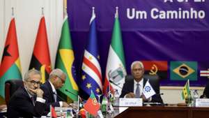 O ministro dos Negócios Estrangeiros de Portugal, Paulo Rangel (E), ladeado pelo Presidente de Cabo Verde, José Maria Neves (C), e pelo secretário Executivo da CPLP, Zacarias da Costa (D), participa na XV Conferencia dos Chefes de Estados e de Governo da Comunidade dos Países de Língua Portuguesa (CPLP), em Bissau, Guiné-Bissau, 18 de julho de 2025. MANUEL DE ALMEIDA/LUSA