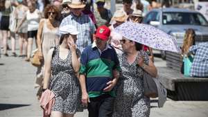 Uma família passeia na ribeira do Porto, 8 de julho de 2022. Nos próximos dias, Segundo o Instituto Português do Mar e da atmosfera (IPMA), nos próximos dias, Portugal continental irá enfrentar uma situação de tempo quente persistente, que deverá dar origem a uma onda de calor em muitas áreas do território. .JOSÉ COELHO/LUSA