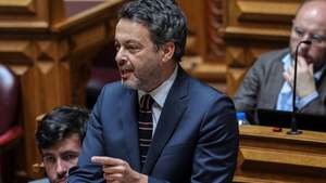 O deputado do PS, Miguel Cabrita, intervém durante a sessão plenária de apresentação e discussão do Programa de Estabilidade e do Programa Nacional de Reformas, na Assembleia da República, em Lisboa, 26 de abril de 2023. ANTÓNIO COTRIM/LUSA