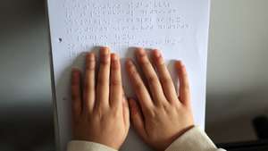 Mariana Peixoto lê uma pauta musical em braille, Porto, 19 de fevereiro de 2025. Mariana Peixoto, tem 11 anos, é cega, mas isso não a impede de praticar ‘surf’, andar de bicicleta ou tocar piano. (ACOMPANHA TEXTO DE 22-02-2025) ESTELA SILVA/LUSA