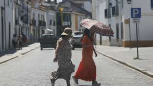 Populares tentam proteger-se do calor num dia em que as temperaturas máximas irão rondar os 40 graus, Évora, 27 de junho de 2025.As temperaturas mínimas vão oscilar entre os 15 graus Celsius (Braga e Viana do Castelo) e os 25 (Faro) e as máximas entre os 25 (Viana do Castelo) e os 40 (Évora). NUNO VEIGA/LUSA