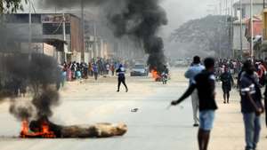 epa12268722 Smoke rises in the air from wood being burnt at a location where people vandalized stores during the first day of the taxi strike in Luanda, Angola, 28 July 2025. Angolan taxi drivers’ associations have called for a strike until 30 July in the main Angolan provinces as a form of protest against the increase in diesel prices at the beginning of this month, which led to an increase in public transport fares.  EPA/AMPE ROGERIO