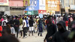 epa12269031 People loot one of Arreiou's shops, barricaded roads, and burned tires in the Calemba 2 neighborhood in the municipality of Kilamba Kiaxi on the first day of the taxi strike in Luanda, Angola, 28 July 2025. Angolan taxi drivers’ associations have called for a strike until 30 July in the main Angolan provinces as a form of protest against the increase in diesel prices at the beginning of this month, which led to an increase in public transport fares.  EPA/AMPE ROGERIO