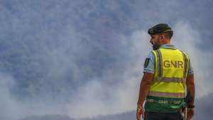 Um elemento da GNR durante o combate incêndio que lavra desde sábado na freguesia de Lourido, Ponte da Barca, 29 de Julho de 2025. HUGO DELGADO/LUSA