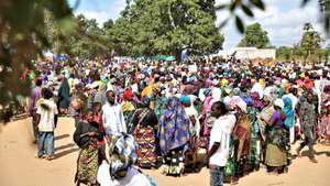 Cerca de 1.900 famílias deslocadas, fugidas de ataques armados em aldeias de Chiúre, estão acomodadas na Escola Primária Completa dos Coqueiros, Cabo Delgado, Moçambique, 29 de julho de 2025. Moçambique tem sofrido, nos últimos tempos, ataques, sobretudo na província de Cabo Delgado, no norte do país, rica em gás e que enfrenta desde 2017 uma rebelião armada, que já provocou milhares de mortos e uma crise humanitária, com mais de um milhão de pessoas deslocadas. (ACOMPANHA TEXTO)  LUÍSA NHANTUMBO/LUSA