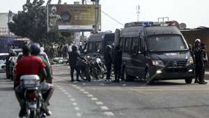 epa12269015 Police on the roads on the first day of the taxi strike in Luanda, Angola, 28 July 2025. Angolan taxi drivers’ associations have called for a strike until 30 July in the main Angolan provinces as a form of protest against the increase in diesel prices at the beginning of this month, which led to an increase in public transport fares.  EPA/AMPE ROGERIO