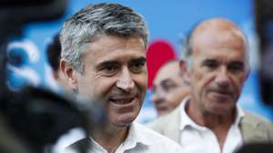 O secretário-geral do Partido Socialista (PS), José Luís Carneiro (C), acompanhado pelo candidato do PS às eleições autárquicas para a Câmara Municipal de Ansião António Domingues (D) durante a apresentação da candidatura do partido ao concelho, Ansião, 1 de agosto 2025. PAULO CUNHA/LUSA