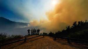 epa12271230 People watch the forest fire in the parish of Lourido, Ponte da Barca, Portugal, 29 July 2025. The commander of the Ponte de Lima Volunteer Fire Brigade said that the fight against the flames this afternoon is not relying on aerial resources 'due to a lack of availability', which is hampering operations on the four active  EPA/HUGO DELGADO