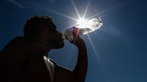 epa10870534 A man drinks water during a break from physical activity on Copacabana Beach in Rio de Janeiro, Brazil, 19 September 2023. Brazil is facing a heat wave in nine states of the country that will last between three and five days and will lead temperatures to be five degrees higher than the historical average, the National Institute of Meteorology warned.  EPA/ANDRE COELHO