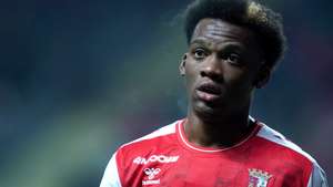 O jogador do Sporting de Braga, Gorby Baptiste, sai lesionado durante o  jogo da Taça da Liga de futebol, fase de grupos, 3.ª jornada, contra o Paços de Ferreira realizado no Estádio Municipal de Braga, 11 de dezembro de 2022. HUGO DELGADO/LUSA