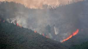 Um helicóptero pesado Kamov durante o combate ao incêndio na encosta da aldeia de Quinta da Tapada, em Oliveira do Hospital, 14 agosto 2025. As frentes de fogo no concelho de Arganil, com início em Piódão, avançaram para norte e noroeste em direção ao município vizinho de Oliveira do Hospital e outra para nordeste, que entrou no concelho de Seia, na região da Guarda, alimentada por ventos fortes e pelas encostas íngremes da serra dos Açores. PAULO CUNHA/LUSA