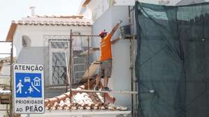 Um trabalhador da construção civil remodela uma vivenda, no Campo Pequeno, em Lisboa, 14 de agosto de 2025. Obras. Trabalho. ANTÓNIO PEDRO SANTOS/LUSA