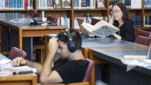 Uma utente consulta um livro na Biblioteca Nacional durante uma reportagem sobre a instituição que tem à sua guarda o património bibliográfico português, em Lisboa, 15 de julho de 2025. A Biblioteca Nacional de Portugal (BNP) quer passar a receber estudantes do Ensino Secundário e baixar de 18 para 16 anos a idade mínima de acesso à instituição, guardiã de mais de três milhões de livros. (ACOMPANHA TEXTO DA LUSA DO DIA 19 DE JULHO DE 2025). ANTÓNIO PEDRO SANTOS/LUSA