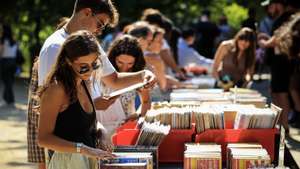 Visitantes da 12.ª edição da Feira do Livro do Porto nos jardins do Palácio de Cristal, Porto, 22 de agosto de 2025. Fundada em 1930, a Feira do Livro do Porto é desde 2016 organizada pela autarquia local. JOSÉ COELHO/LUSA