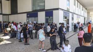 Utentes aguardam em fila pela sua vez à entrada do novo balcão do Instituto dos Registos e do Notariado (IRN) no Parque das Nações, em Lisboa, 01 de setembro de 2025. Este novo balcão vai receber todo o atendimento presencial que até aqui era prestado na Conservatória dos Registos Centrais. MIGUEL A. LOPES/LUSA