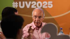 O candidato à Presidência da República, Luís Marques Mendes, conversa com alunos no início de um jantar-conferência na Universidade de Verão do PSD, que decorre até ao próximo domingo numa unidade hoteleira de Castelo de Vide, 28 de agosto de 2025. NUNO VEIGA/LUSA