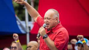 epa12148451 Venezuela's Minister of the Interior and Justice, Diosdado Cabello (C), delivers a speech at a demonstration in Caracas, Venezuela, 31 May 2025. Chavismo held a march in Caracas to celebrate its victory in last Sunday's regional and legislative elections, in which the electoral body awarded it 23 of 24 governorships and 253 of a total of 285 seats.  EPA/MIGUEL GUTIERREZ
