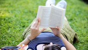 Visitantes da 12.ª edição da Feira do Livro do Porto nos jardins do Palácio de Cristal, Porto, 22 de agosto de 2025. Fundada em 1930, a Feira do Livro do Porto é desde 2016 organizada pela autarquia local. JOSÉ COELHO/LUSA
