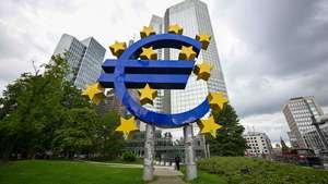 epa12268171 The Euro sculpture backdropped by former headquarters of the European Central Bank (ECB) in Frankfurt am Main, Germany, 28 July 2025. Stock markets were on the rise following a trade agreement between USA and the European Union with a 15 percent US tariff on most EU goods and billions of dollars of European investment.  EPA/FLORIAN WIEGAND