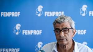 O secretário-geral da FENPROF, José Feliciano Costa, em conferência de imprensa sobre o arranque do ano letivo 2025/2026 "com menos professores, mais horários por preencher, e uma “reforma” do  Ministério da Educação, Ciência e Inovação (MECI) que, em vez de responder aos problemas da Escola Pública, a fragiliza e desmantela", na sede em Lisboa, 12 de setembro de 2025. TIAGO PETINGA/LUSA