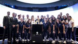 As jogadoras posam para a fotografia com o troféu durante receção à seleção portuguesa feminina de futebol de praia, que se sagrou vencedora da Superfinal da Liga Europeia, na Cidade do Futebol em Oeiras, 16 de setembro de 2025. FILIPE AMORIM/LUSA