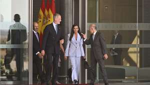 epa12381996 Spain's King Felipe VI (C-L) and Queen Letizia (C-R) depart for their first official visit to Egypt at Adolfo Suarez Madrid-Barajas Airport in Madrid, central Spain, 16 September 2025.  EPA/FERNANDO VILLAR