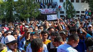 Estudantes universitários manifestam-se frente à Universidade Nacional de Timor-Leste (UNTL), em Díli, Timor-Leste, 16 de setembro de 2025. Os estudantes de quatro universidades de Timor-Leste iniciaram segunda-feira um protesto contra as regalias dos deputados, que acabou por ser disperso com gás lacrimogéneo pela polícia, depois de os manifestantes atirarem pedras e outros objetos contra o Parlamento Nacional, onde decorria a abertura da terceira sessão da sexta legislatura. ANTÓNIO AMARAL/LUSA