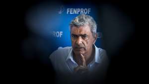 O secretário-geral da FENPROF, José Feliciano Costa, em conferência de imprensa sobre o arranque do ano letivo 2025/2026 "com menos professores, mais horários por preencher, e uma “reforma” do  Ministério da Educação, Ciência e Inovação (MECI) que, em vez de responder aos problemas da Escola Pública, a fragiliza e desmantela", na sede em Lisboa, 12 de setembro de 2025. TIAGO PETINGA/LUSA