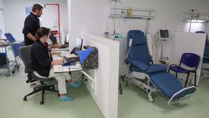 Foi hoje oficialmente inaugurado pela ministra da Saúde, Ana Paula Martins (ausente da fotografia), o novo Hospital de Dia de Adultos do Instituto Português de Oncologia (IPO) em Lisboa, 15 de novembro de 2024. O novo espaço permite não só alargar a capacidade de tratamento antineoplásico em Hospital de Dia, uma vez que passa de um total de 25 para 35 postos de tratamento, como potencia o crescimento da capacidade nos serviços de internamento, através de afetação dos postos de hospital de dia que existiam naqueles serviços. TIAGO PETINGA/LUSA