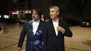 O secretário-geral do Partido Socialista (PS), José Luís Carneiro (D), acompanhado pelo candidato do PS à Câmara Municipal de Loures, Ricardo Leão (E), à chegada para a apresentação da candidatura às próximas eleições autárquicas do dia 12 de outubro, em Loures, 19 de setembro de 2025. ANTÓNIO COTRIM/LUSA