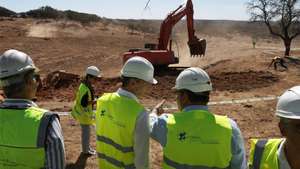 O secretário de Estado do Planeamento e Desenvolvimento Regional, Hélder Reis, (CE) cconversa com o presidente da Câmara Municipal do Crato, Joaquim Diogo (CD), durante uma visita aos trabalhos iniciais da empreitada das Infraestruturas Primárias da Barragem do Pisão, Crato, 22 de setembro de 2025. A barragem é um projeto estruturante para o desenvolvimento do Alto Alentejo, que irá assegurar o abastecimento de água potável, potenciar a agricultura, reforçar a coesão territorial e contribuir para a transição energética da região. NUNO VEIGA/LUSA