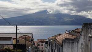 Vista da ilha do pico com a Montanha do Pico, na cidade da Horta, na ilha do Faial, Açores, 01 de agosto de 2025. NUNO VEIGA/LUSA