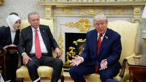 epa12405260 US President Donald Trump (R) gestures as he meets with Turkish President Recep Tayyip Erdogan (2-L) in the Oval Office of the White House, in Washington, DC, USA, 25 September 2025.  EPA/YURI GRIPAS / POOL