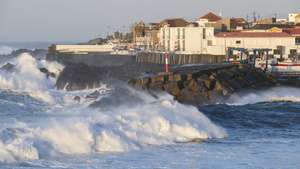 Mar agitado e vento forte no porto de pesca de São Mateus da Calheta, ilha Terceira, Açores, 26 de setembro de 2025. O ciclone tropical Gabrielle que atinge os Açores deixou de ser um furacão de categoria 1 e passou a ser uma depressão pós-tropical, mas as preocupações mantêm-se, segundo o Instituto Português do Mar e da Atmosfera (IPMA). ANTÓNIO ARAÚJO/LUSA