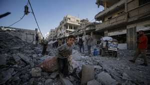 epa12417171 A Palestinian boy walks between destroyed houses following an Israeli air strike during an Israeli military operation in Gaza City, Gaza Strip, 30 September 2025. More than 65,600 Palestinians have been killed in the Gaza Strip since October 2023, according to the Palestinian Ministry of Health, and about 1,200 Israelis have been killed since the launch of an Israeli military campaign in response to a cross-border attack by Hamas on 07 October 2023.  EPA/MOHAMMED SABER